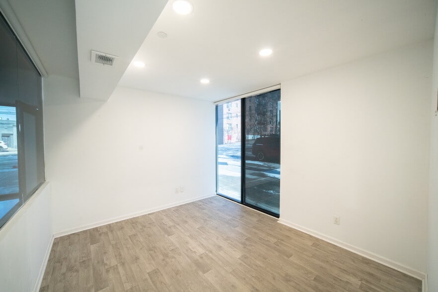 More Photos Of 38-06 Greenpoint Ave, Long Island City Apartments For Lease
