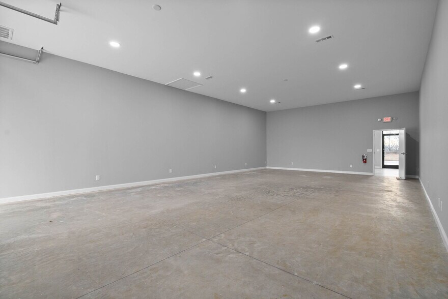 More Photos Of 1030 Smokestack Dr, Clarksville Flex For Sale