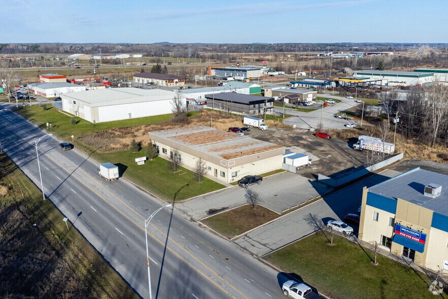 More Photos Of 212 Boul De L'aéroport, Gatineau Light Distribution For Lease