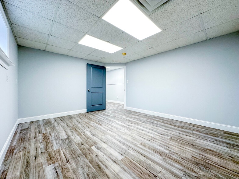 More Photos Of 406 E Pennsylvania Blvd, Feasterville Trevose Light Distribution For Lease