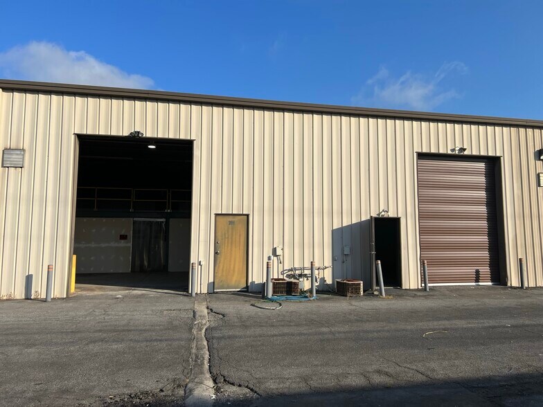 More Photos Of 450 S Cemetery St, Norcross Warehouse For Lease