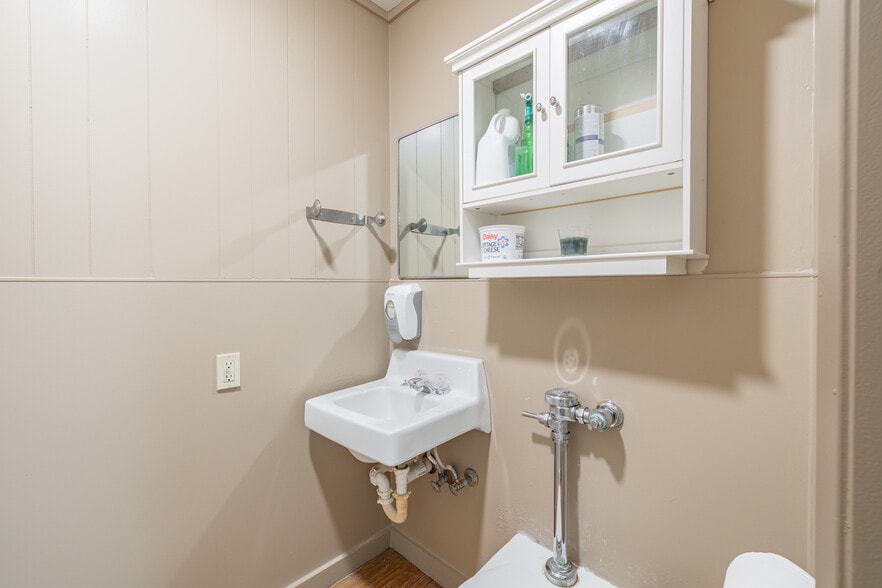 More Photos Of 530 Seydler st, Gonzales Office For Sale