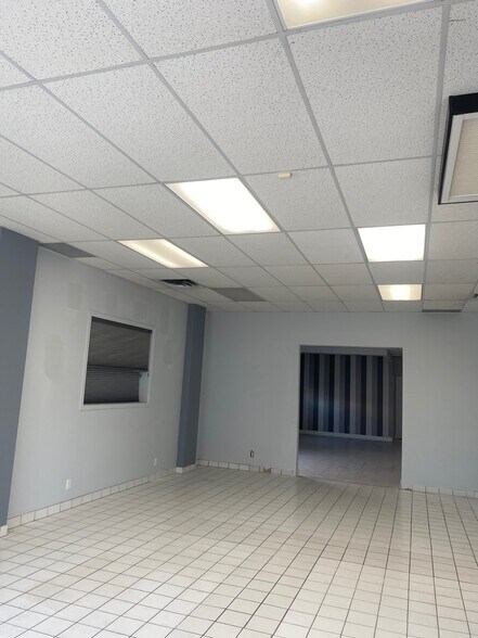 More Photos Of 1350 11 Av SW, Calgary Storefront For Sale