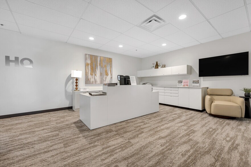 More Photos Of 2055 Craigshire Rd, Saint Louis Office For Lease
