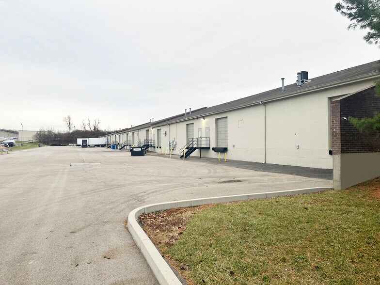 More Photos Of 9840-9866 Crescent Park Dr, West Chester Light Manufacturing For Lease