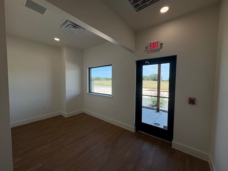 More Photos Of 2600 Digby Dr, Belton Industrial For Sale