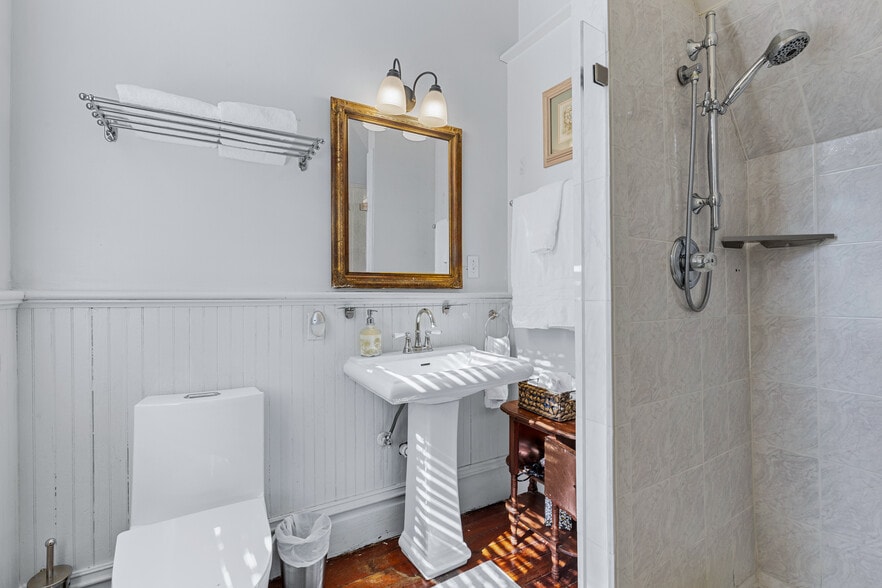 More Photos Of 402 E Gaston St, Savannah Hospitality For Sale