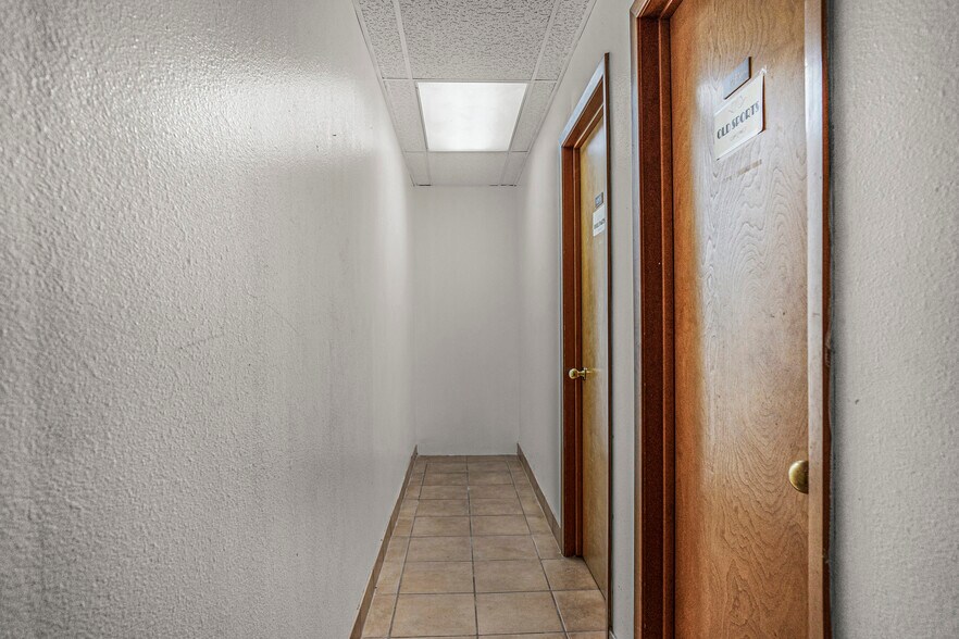 More Photos Of 16102-16104 University Oak, San Antonio Light Distribution For Lease