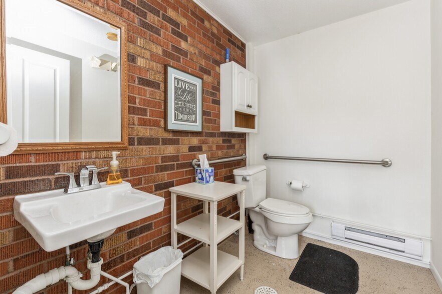 More Photos Of 324 1st St, Des Moines General Retail For Sale