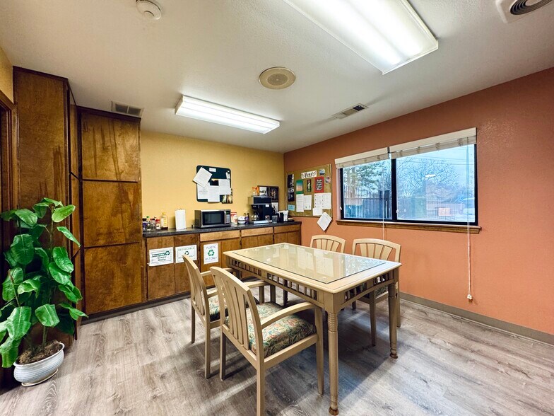 More Photos Of 2036 Railroad Ave, Redding Office For Sale