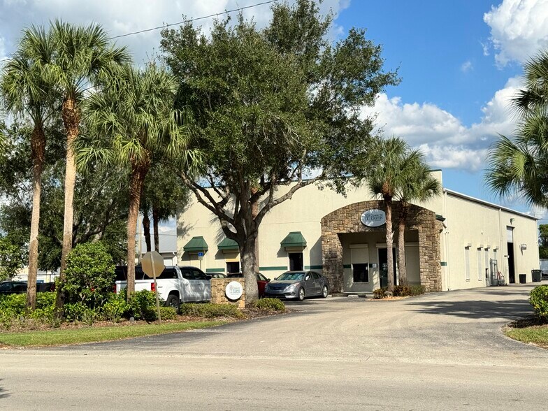 Primary Photo Of 5811 Corporation Cir, Fort Myers Warehouse For Lease