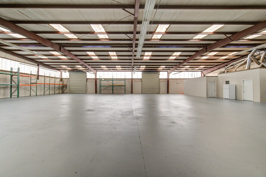 More Photos Of 9399 Summerbell, Houston Warehouse For Lease