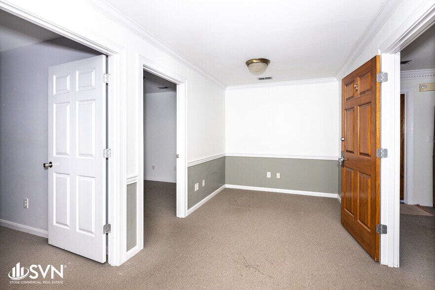 More Photos Of 3493 Lansdowne Dr, Lexington Office For Lease