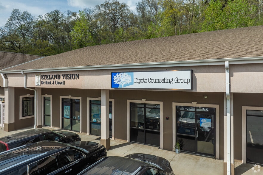 More Photos Of 7400-7440 NW River Park Dr, Parkville General Retail For Lease