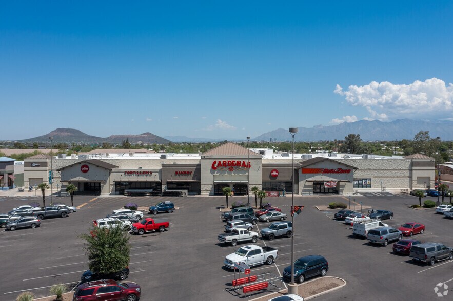 More Photos Of 902 W Irvington Rd, Tucson Supermarket For Lease