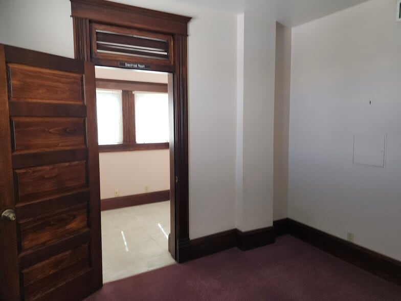 More Photos Of 814 Wyoming Ave, El Paso Office For Sale