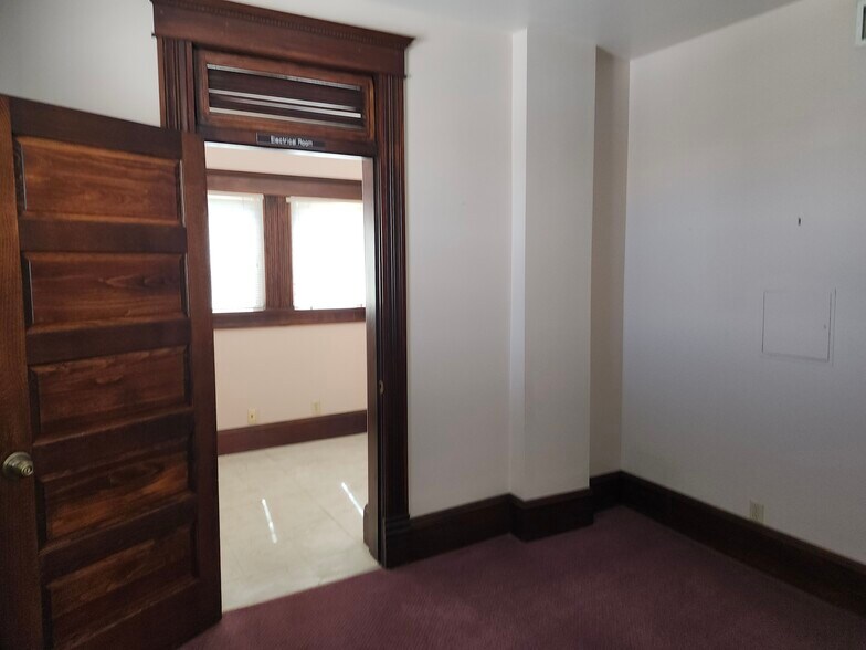 More Photos Of 814 Wyoming Ave, El Paso Office For Sale
