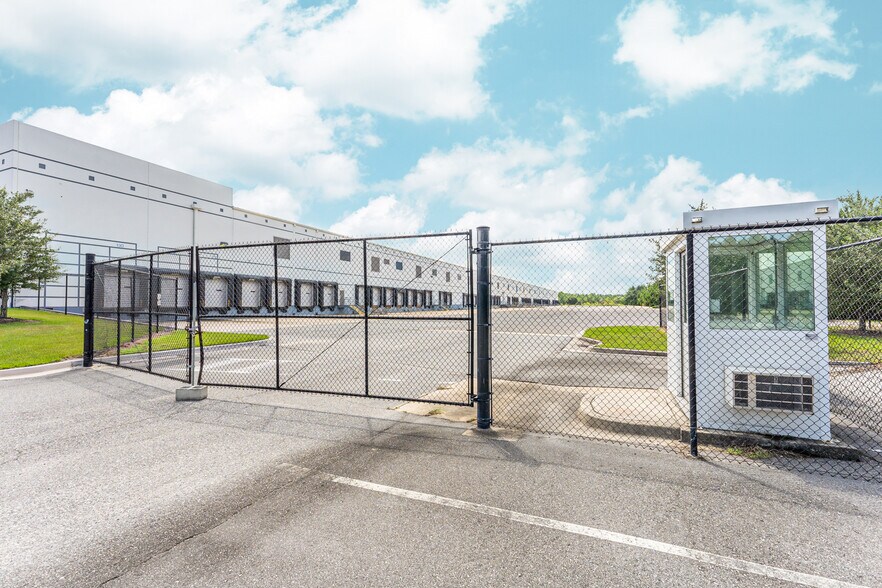 More Photos Of 12400 Presidents Ct, Jacksonville Warehouse For Lease