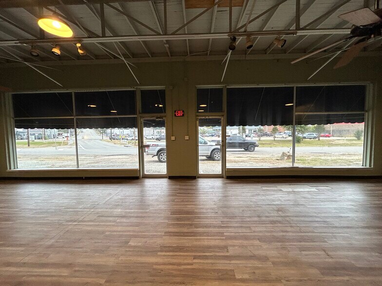 More Photos Of 121 S Glenwood Blvd, Tyler Storefront For Sale