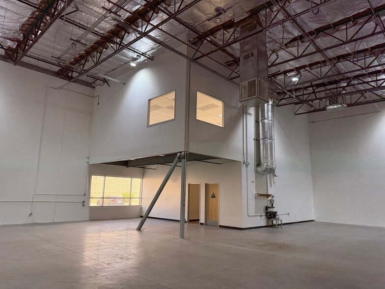 More Photos Of 34500 Gateway Dr, Palm Desert Warehouse For Lease