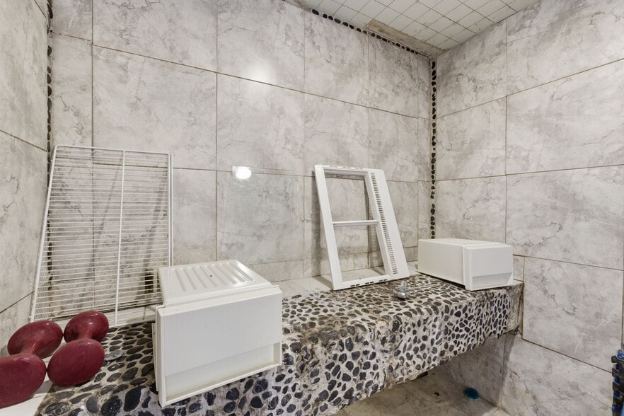 More Photos Of 2122 S Glenstone Ave, Springfield Freestanding For Sale