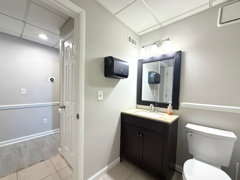 More Photos Of 11285 Elkins Rd, Roswell Office Residential For Lease