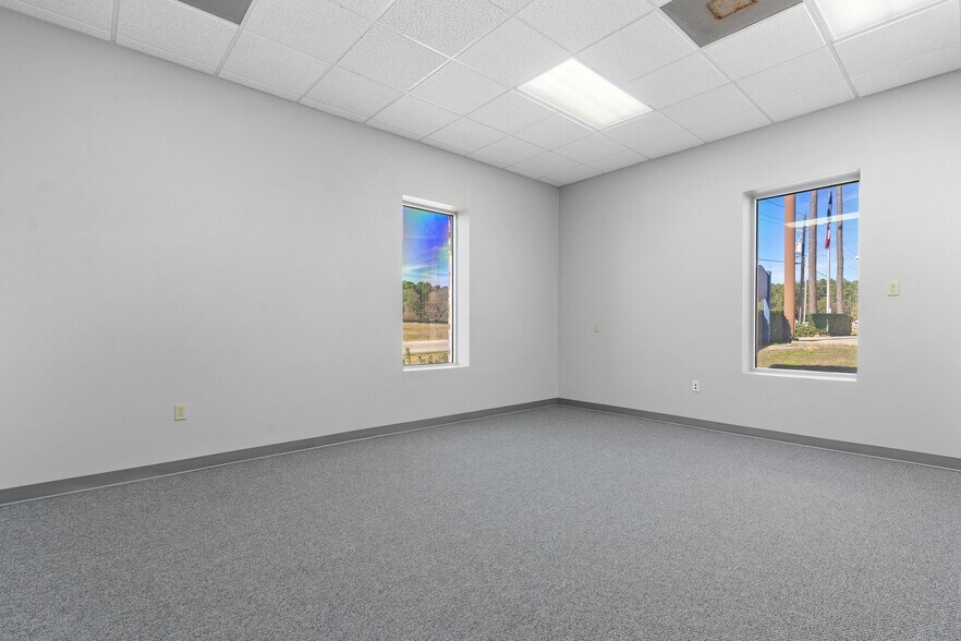 More Photos Of 3607 N Loop 336, Conroe Light Manufacturing For Lease