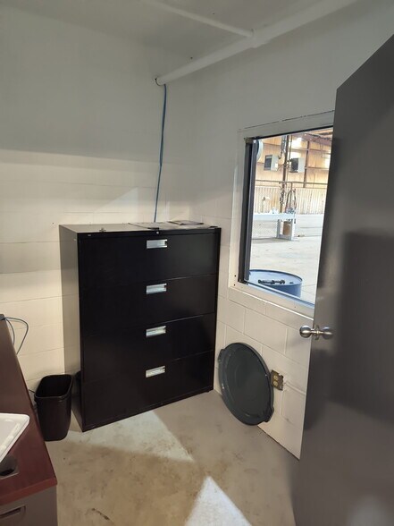 More Photos Of 5211 Oster Rd, Sheffield Village Truck Terminal For Lease