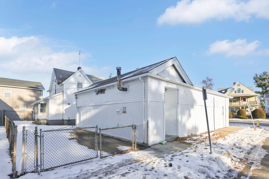 More Photos Of 142 Dickinson St, Springfield Flex For Sale