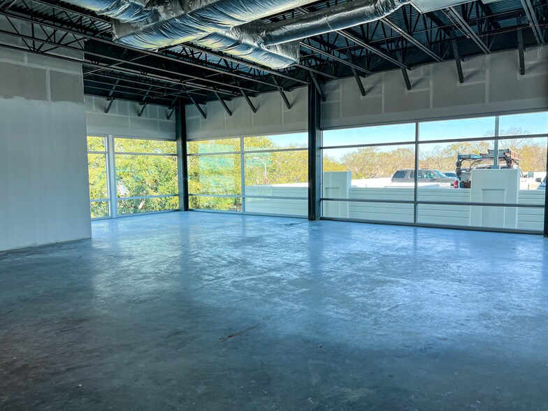 More Photos Of 400 W Davis St, Conroe Office For Lease