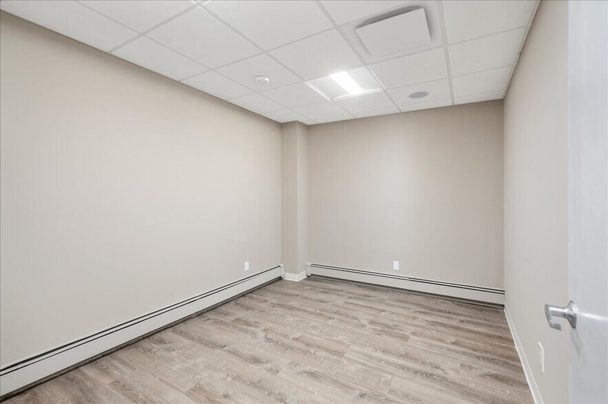 More Photos Of 2039 Palmer Ave, Larchmont Medical For Lease