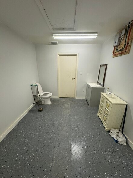 More Photos Of 7200 Bucks Ln, Fort Myers Storefront Retail Office For Lease