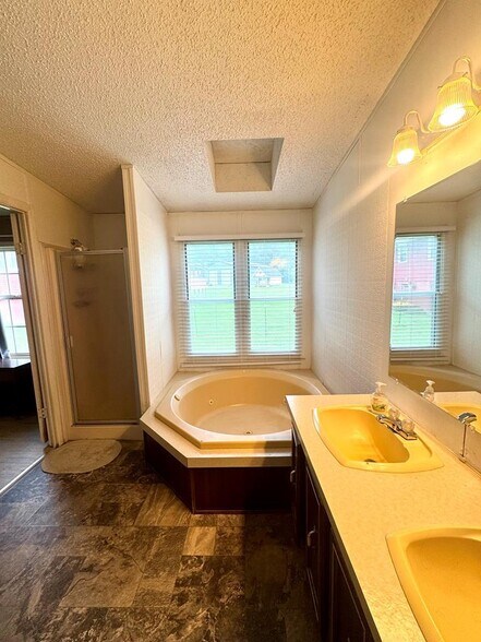 More Photos Of 158 Caloric Rd., Mullens Flex For Sale