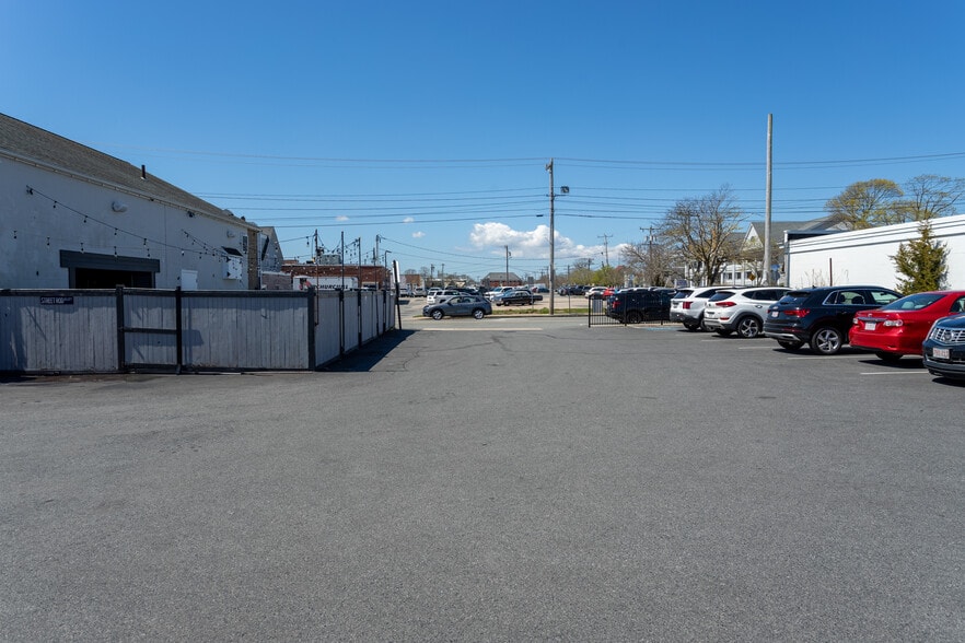 More Photos Of 334 Main St, Hyannis Storefront For Lease