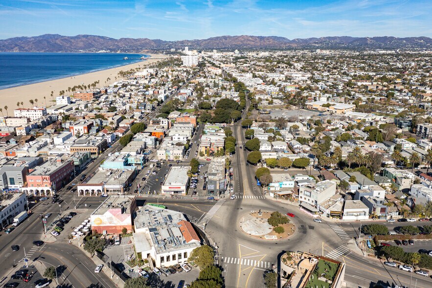 More Photos Of 1501 Main St, Venice Storefront Retail Office For Lease