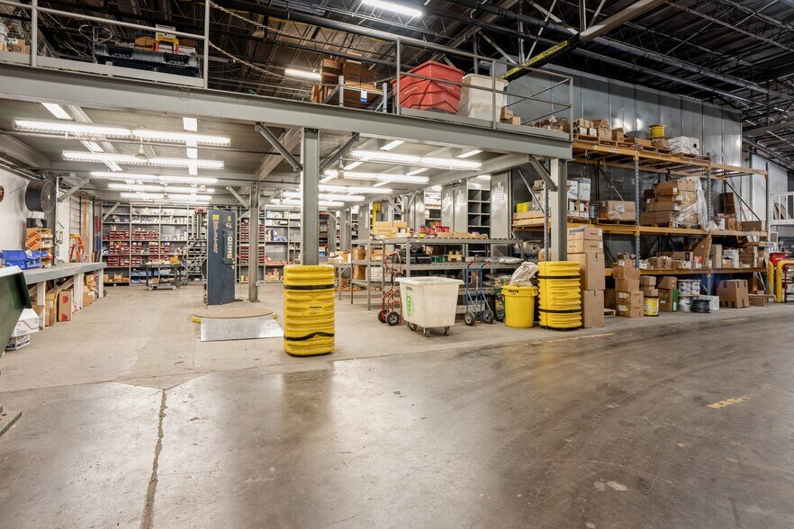 More Photos Of 2301 Fleur Dr, Des Moines Warehouse For Sale