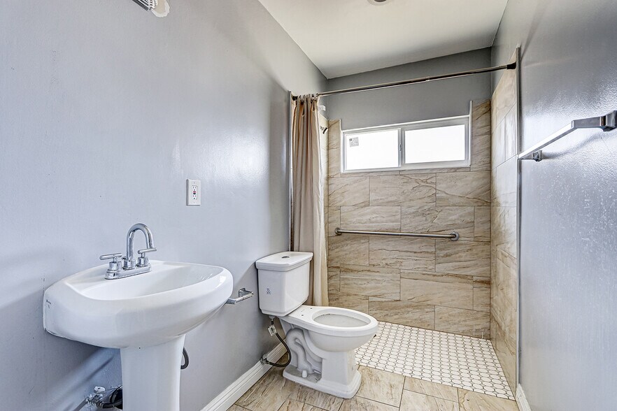 More Photos Of 2018 E La Palma Ave, Anaheim Apartments For Lease