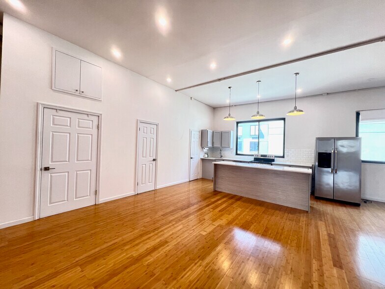 More Photos Of 109 Clay St, Brooklyn Flex For Lease