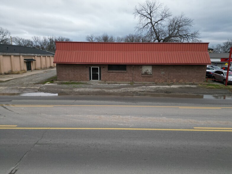 Primary Photo Of 610 N 1st Ave, Durant Flex For Sale