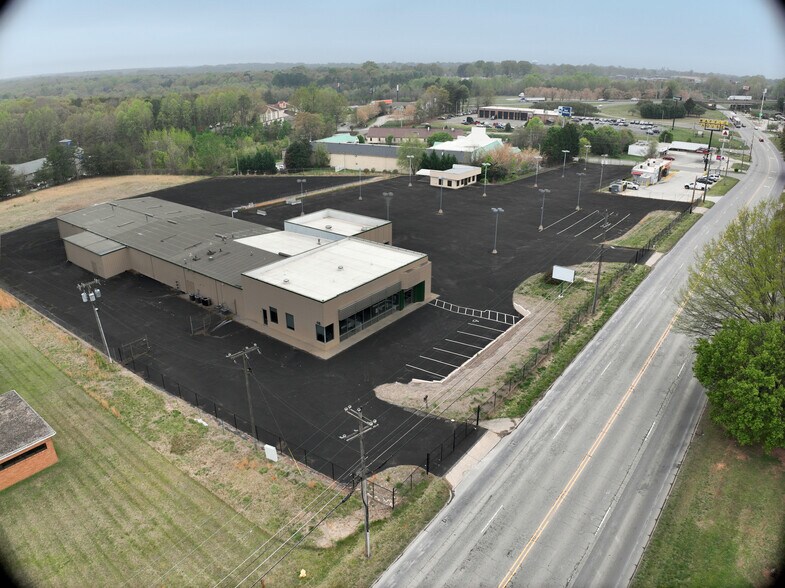 More Photos Of 1244 Garner Bagnal Blvd, Statesville Showroom For Lease