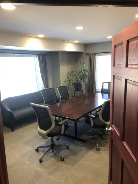 More Photos Of 3341 Hobson Rd, Woodridge Unknown For Lease