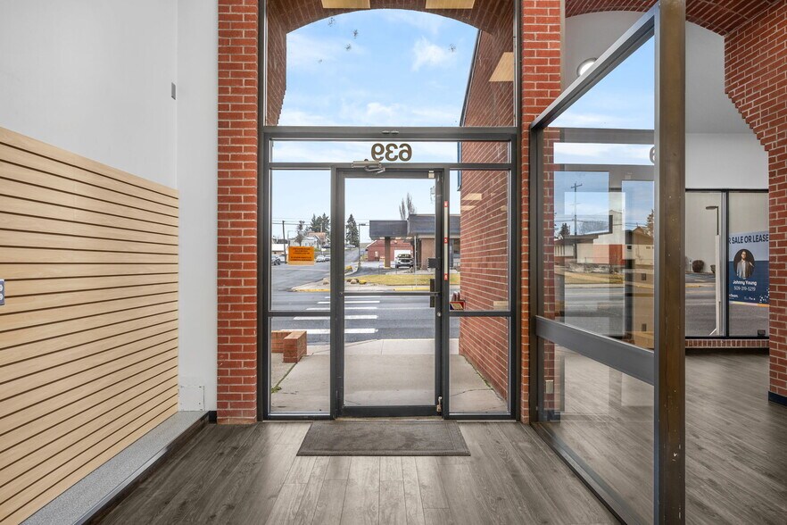 More Photos Of 639 Morgan St, Davenport Bank For Lease