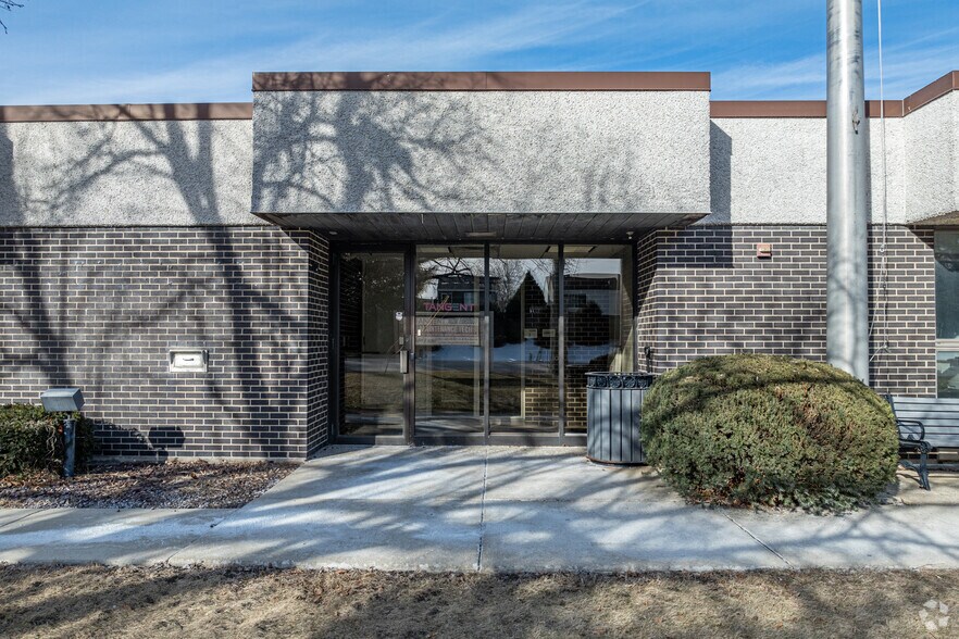 More Photos Of 1001 N Sullivan Rd, Aurora Manufacturing For Sale