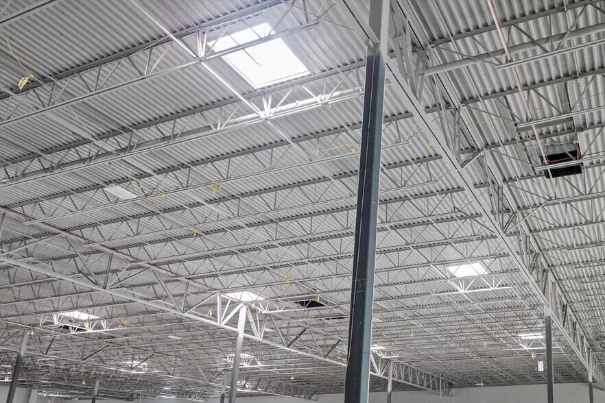 More Photos Of 662-868 E Big Beaver Rd, Troy Storefront For Lease