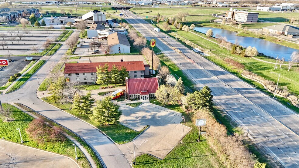 More Photos Of 1700 Fredrick Ln, Normal Restaurant For Sale