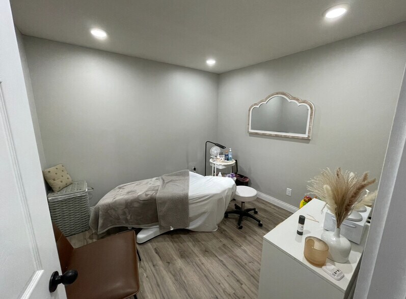 More Photos Of 116 W 19th St, Falls City Showroom For Sale