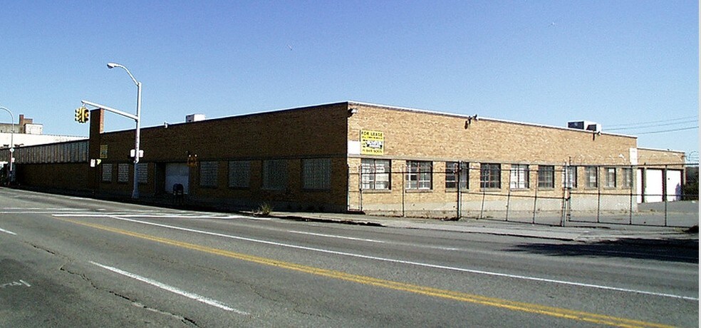 More Photos Of 2121-2225 W Fort St, Detroit Warehouse For Lease