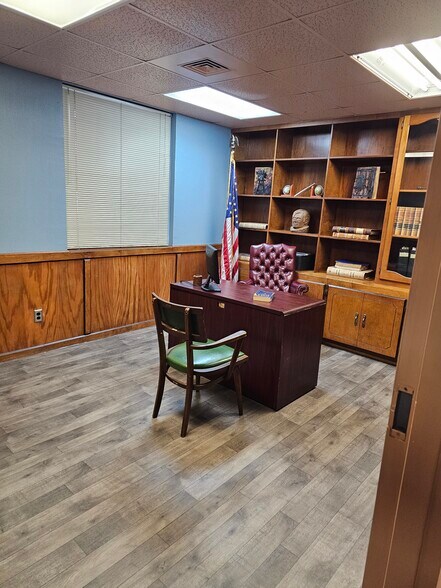 More Photos Of 103 S Fannin Ave, Cameron Office For Lease