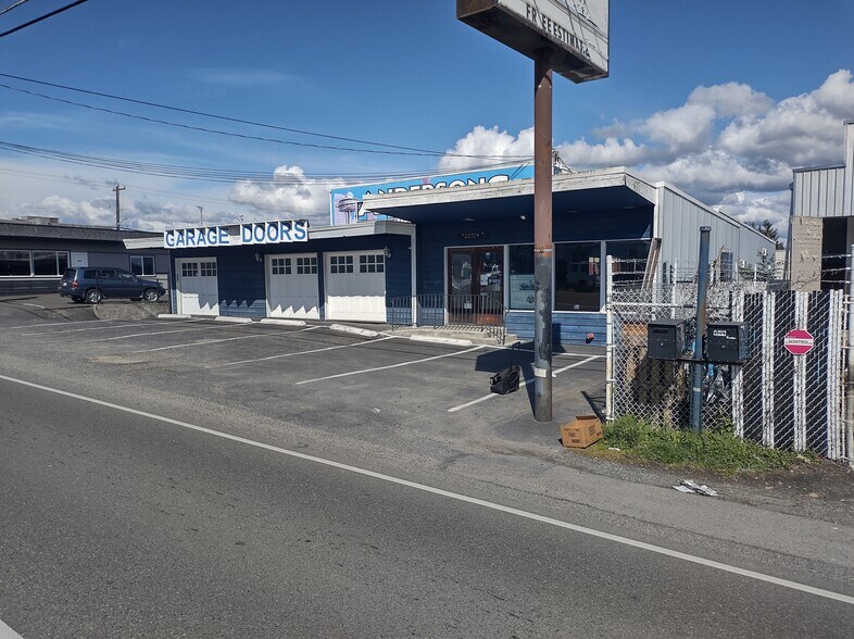 More Photos Of 12714 Aurora Ave N, Seattle Freestanding For Lease