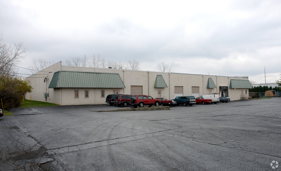 More Photos Of 820-830 Distribution Dr, Columbus Warehouse For Lease